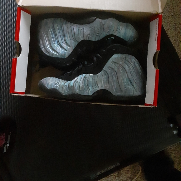 Nike Shoe - Picture 2 of 2